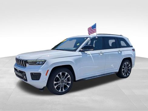 Used 2025 Jeep Grand Cherokee Overland w/ Luxury Tech Group IV AWD/4WD image 8