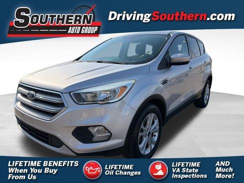 Used 2017 Ford Escape SE image 1