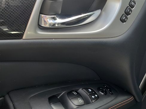 Used 2020 Nissan Pathfinder SL AWD/4WD image 18