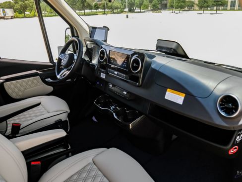 Used 2025 Mercedes-Benz Sprinter 3500 image 43