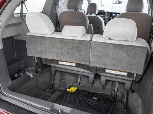 Used 2017 Toyota Sienna LE AWD/4WD image 37