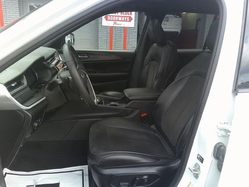 Used 2023 Jeep Grand Cherokee Altitude AWD/4WD image 16