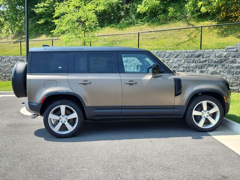 New 2024 Land Rover Defender 110 SE image 11