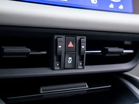 Certified 2024 Porsche Macan 4 Electric image 27