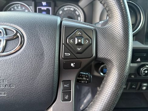 Used 2018 Toyota Tacoma TRD Off-Road w/ Technology Package AWD/4WD image 15