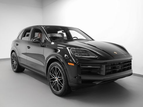 Certified 2025 Porsche Cayenne image 10