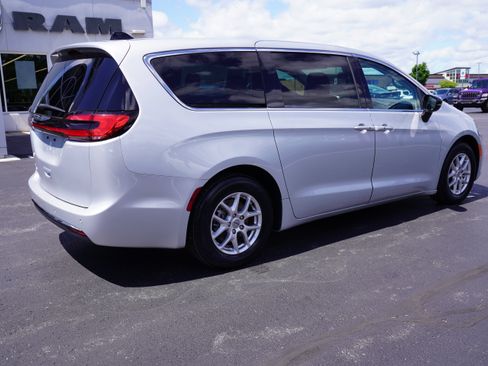 Used 2024 Chrysler Pacifica Touring-L FWD image 3