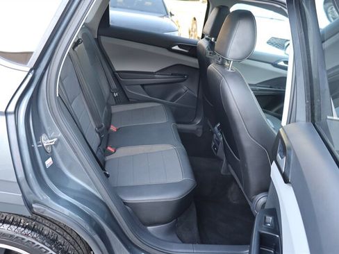 Used 2023 Volkswagen Taos SE w/ Panoramic Sunroof Package AWD/4WD image 25