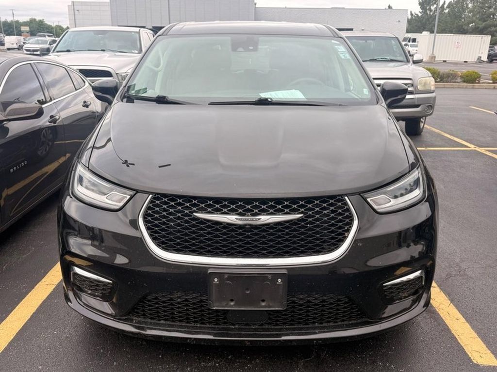 Used 2024 Chrysler Pacifica Limited FWD image 3