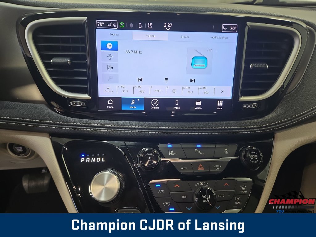 Used 2023 Chrysler Pacifica Touring-L FWD image 16
