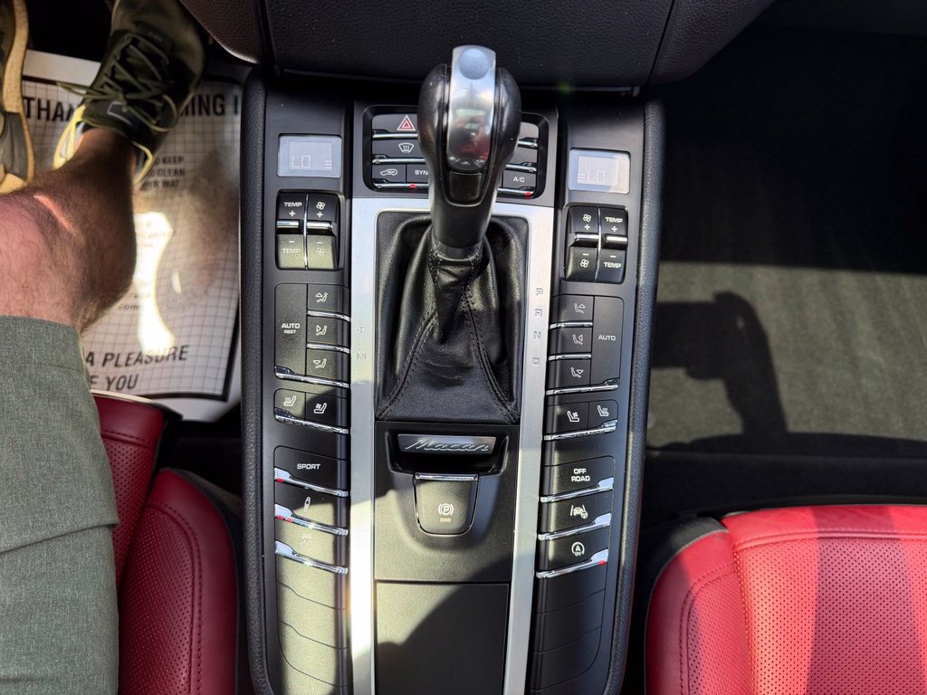 Used 2017 Porsche Macan Turbo AWD/4WD image 12