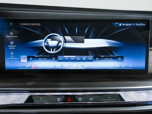 Used 2023 BMW 740i w/ Parking Assistance Package image 34