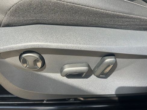 Certified 2022 Volkswagen Tiguan SE R-Line image 52