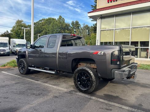Used 2011 Chevrolet Silverado 2500 LT w/ Interior Plus Package image 11