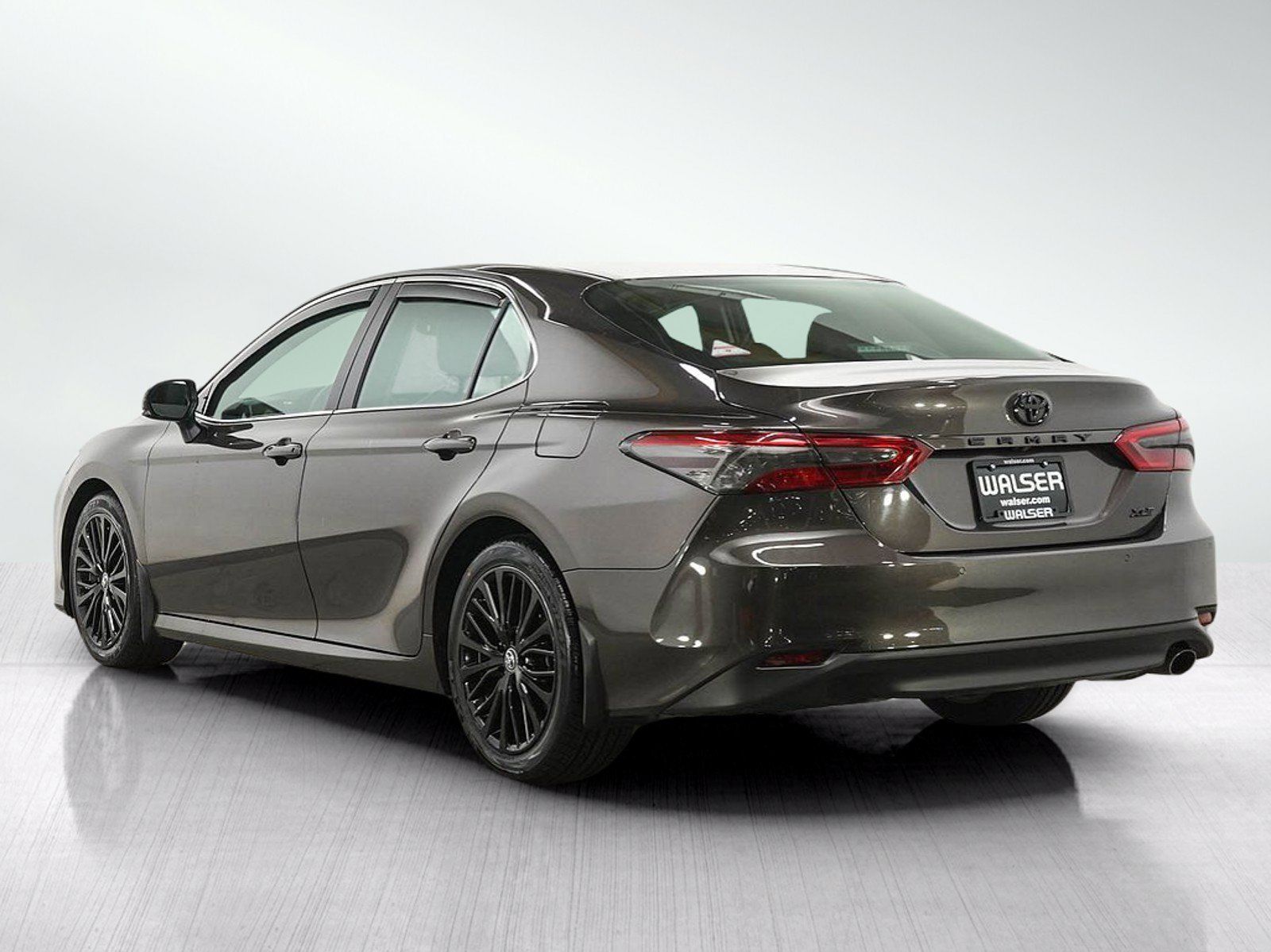 Used 2018 Toyota Camry XLE FWD image 3
