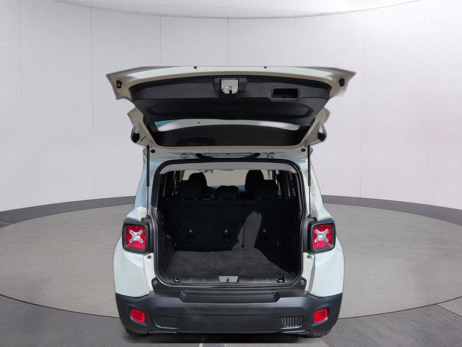 Used 2023 Jeep Renegade Latitude AWD/4WD image 5