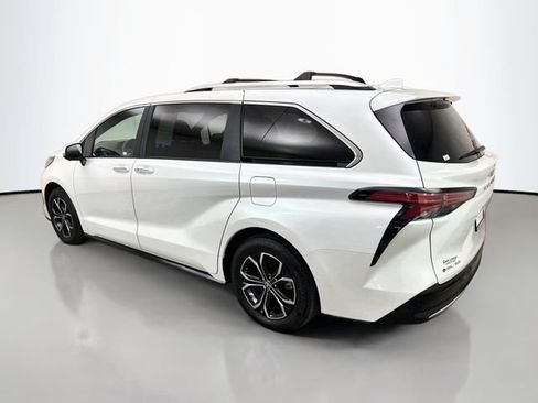 Used 2025 Toyota Sienna Platinum AWD/4WD image 5