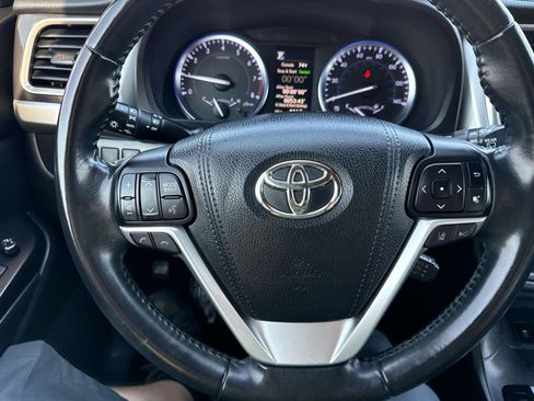 Used 2018 Toyota Highlander SE w/ Carpet Mat Package (TMS) AWD/4WD image 29