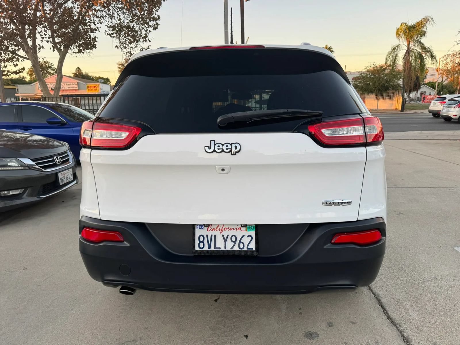 Used 2017 Jeep Cherokee Latitude FWD image 5
