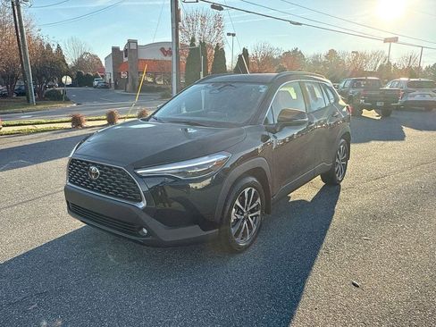 Used 2025 Toyota Corolla Cross XLE image 3