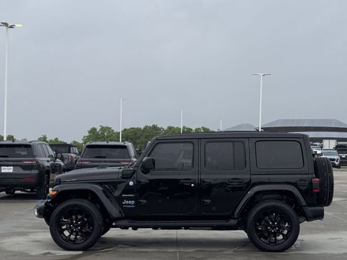 Used 2022 Jeep Wrangler Unlimited Sahara image 3