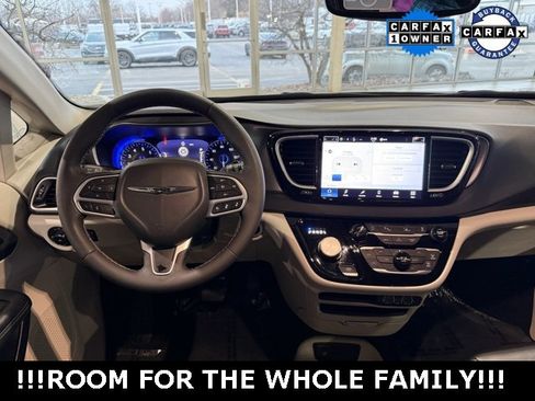 Used 2024 Chrysler Pacifica Touring-L image 18