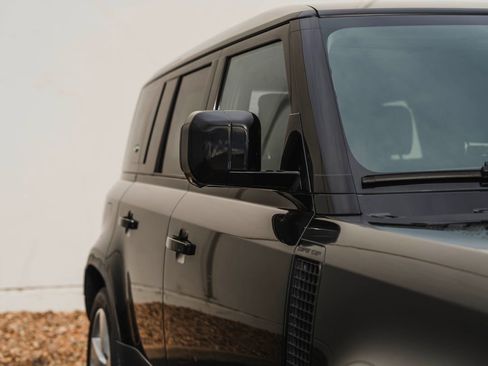 Used 2024 Land Rover Defender 110 SE image 16