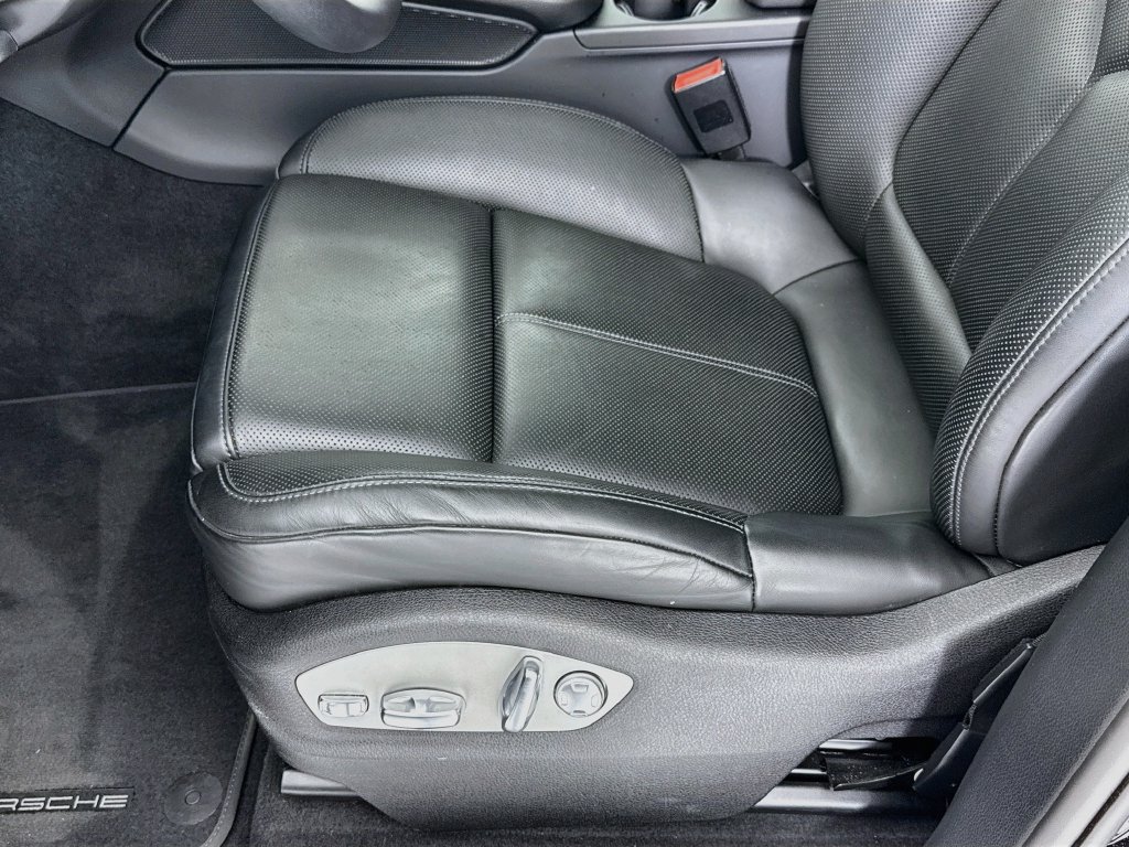 Certified 2025 Porsche Macan AWD/4WD image 13