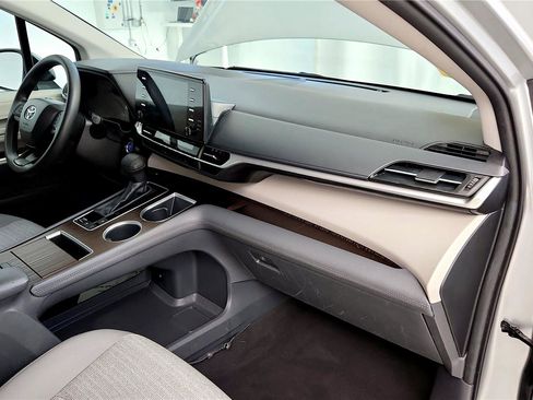 Used 2024 Toyota Sienna LE image 26