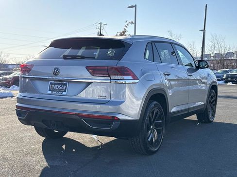 Used 2022 Volkswagen Atlas Cross Sport SE w/ Panoramic Sunroof Package image 2