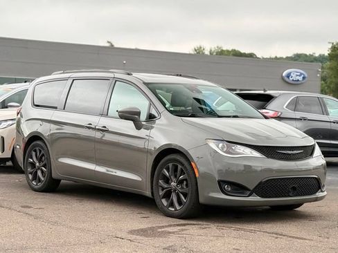 Used 2020 Chrysler Pacifica Limited FWD image 36