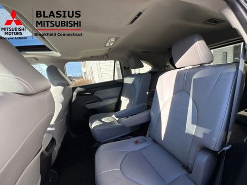 Used 2021 Toyota Highlander XLE image 18