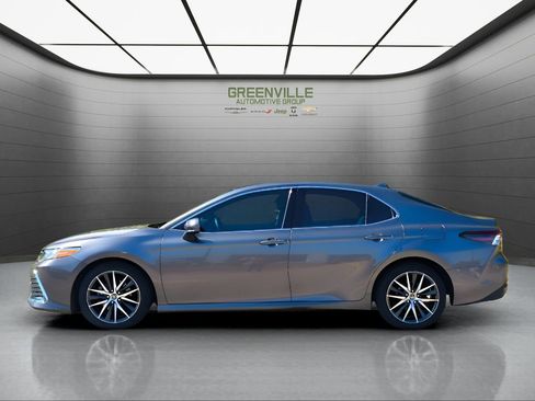 Used 2022 Toyota Camry XLE image 2