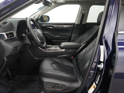 Used 2025 Toyota Highlander Platinum image 25
