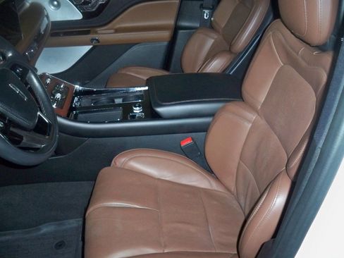 Used 2023 Lincoln Aviator Reserve w/ Equipment Group 201A image 8