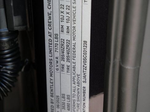 Used 2025 Bentley Bentayga Extended Wheelbase image 34