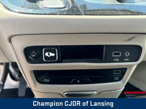 Used 2017 Chrysler Pacifica Touring-L Plus FWD image 38