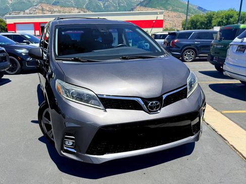 Used 2019 Toyota Sienna SE w/ SE Preferred Package AWD/4WD image 2