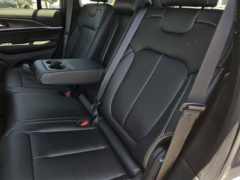 New 2025 Jeep Grand Cherokee Limited image 12