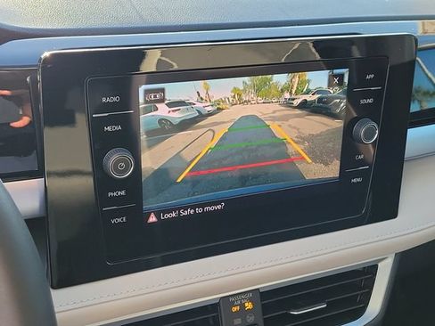 Certified 2025 Volkswagen Taos SE w/ Panoramic Sunroof Package FWD image 24