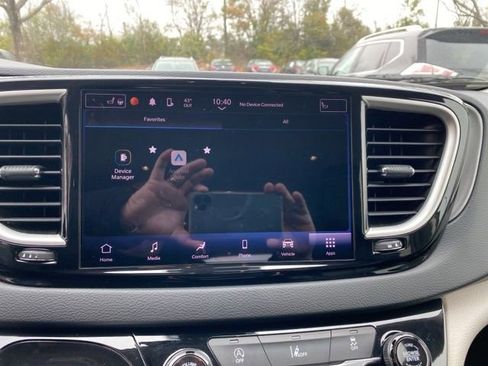 Used 2022 Chrysler Pacifica Touring-L image 24