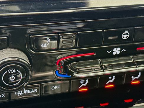 Used 2023 Jeep Grand Cherokee L Limited image 23