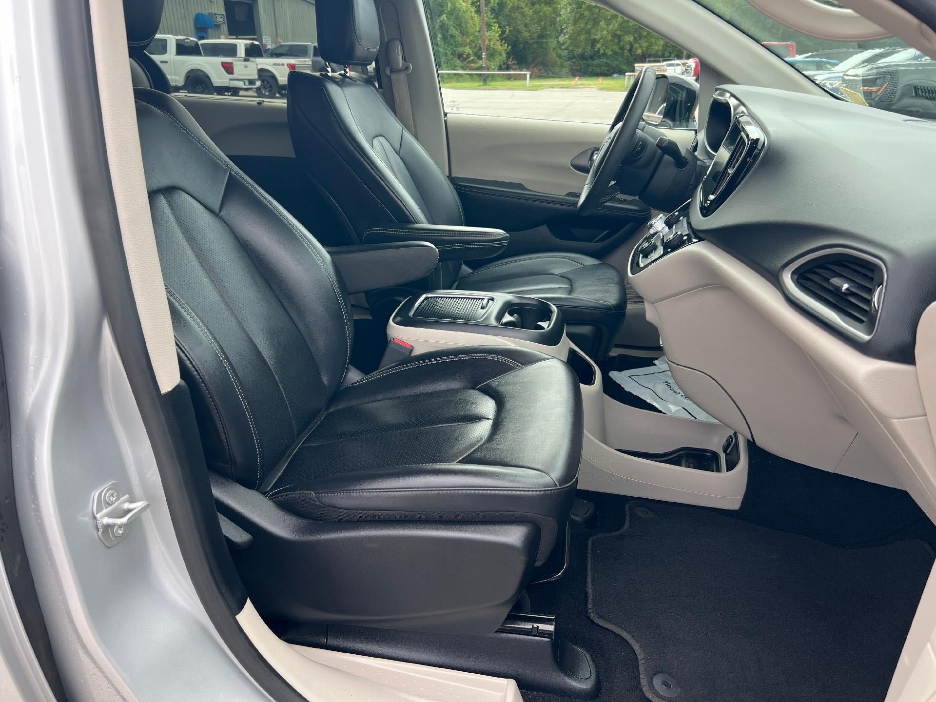 Used 2024 Chrysler Pacifica Touring-L FWD image 9