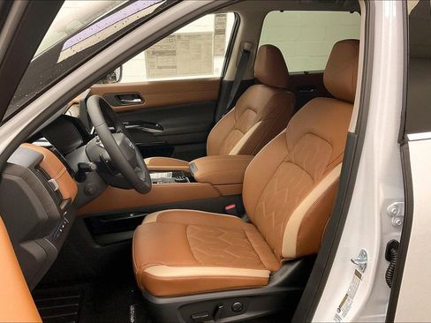 New 2026 Nissan Pathfinder Platinum AWD/4WD image 9