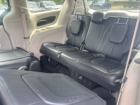 Used 2024 Chrysler Pacifica Limited FWD image 16