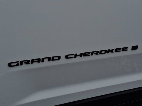 Used 2025 Jeep Grand Cherokee Altitude AWD/4WD image 32