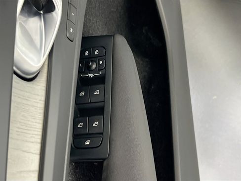 Used 2023 Volvo XC40 B4 Plus w/ Protection Package Premier image 17