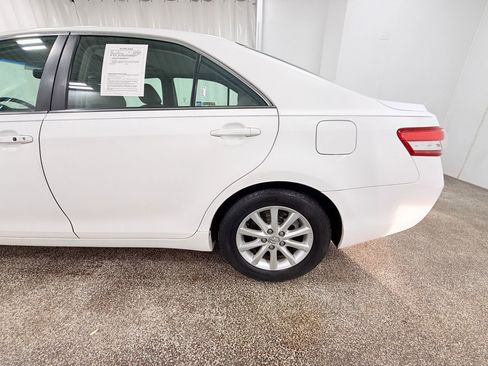 Used 2011 Toyota Camry XLE w/ SE/XLE Extra-Value Pkg image 5