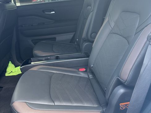 Used 2025 Nissan Pathfinder Platinum image 31