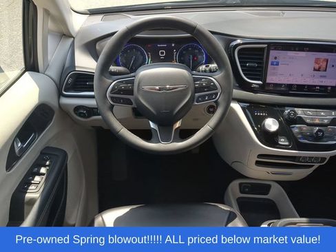 Used 2023 Chrysler Pacifica Touring-L FWD image 36